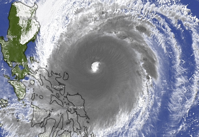 Sieu bao Surigae di chuyen cham, suc gio vuot 210 km/h hinh anh