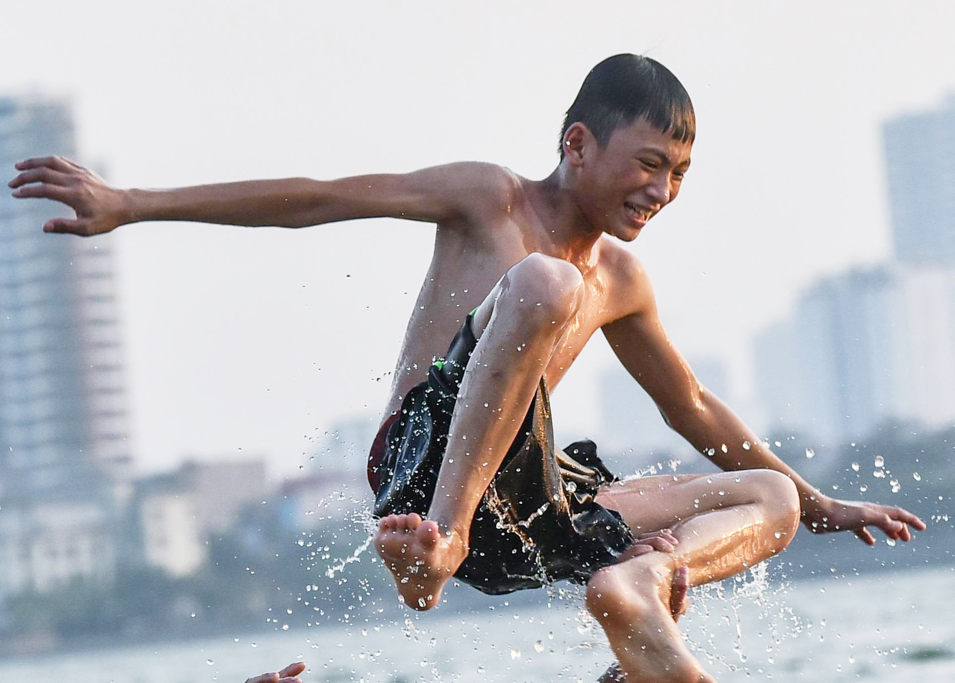 TP.HCM mua bat chot, Ha Noi oi buc hinh anh