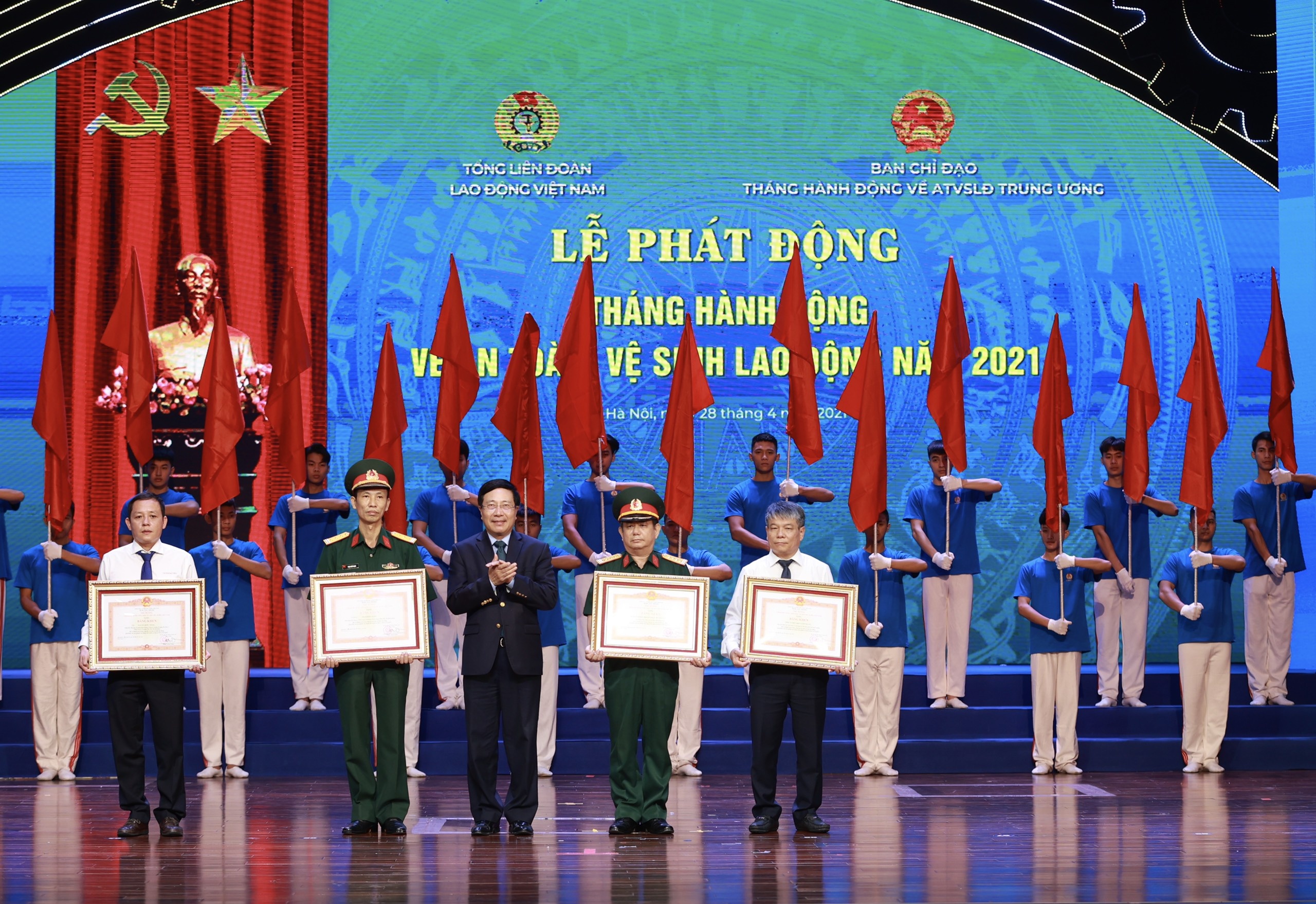 135 ngay quoc te lao dong anh 2