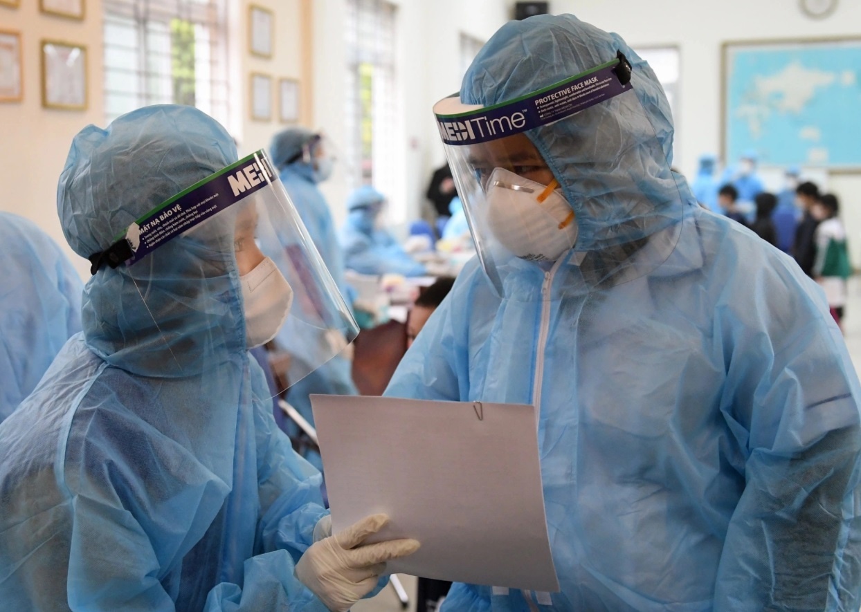 Gan 200 nguoi du dam cuoi cung ca mac Covid-19 hinh anh