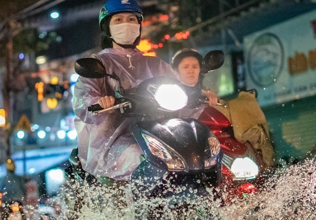 Ha Noi mua lon dem nay hinh anh