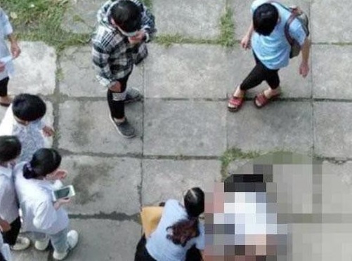 Dieu tra vu nu sinh lop 10 roi tu tang 3 xuong san truong sau gio thi hinh anh