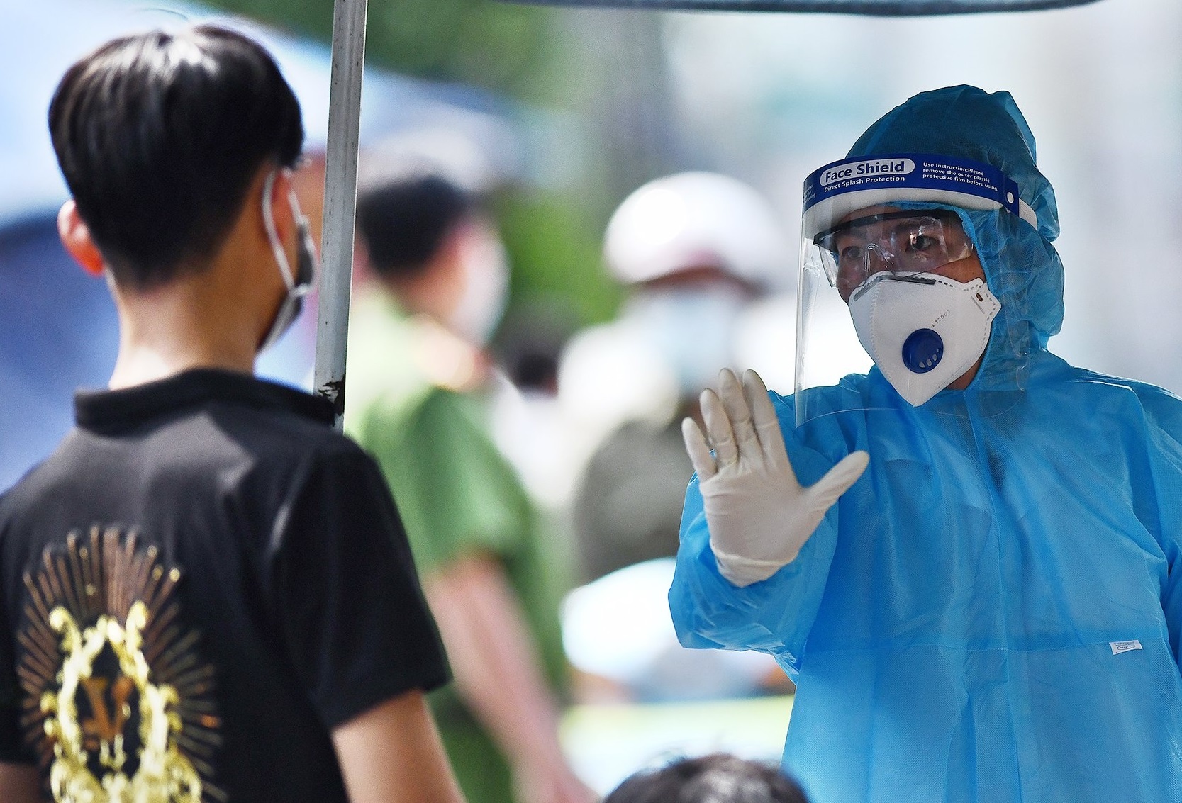 Huyen Luc Nam gian cach xa hoi tam thoi hinh anh