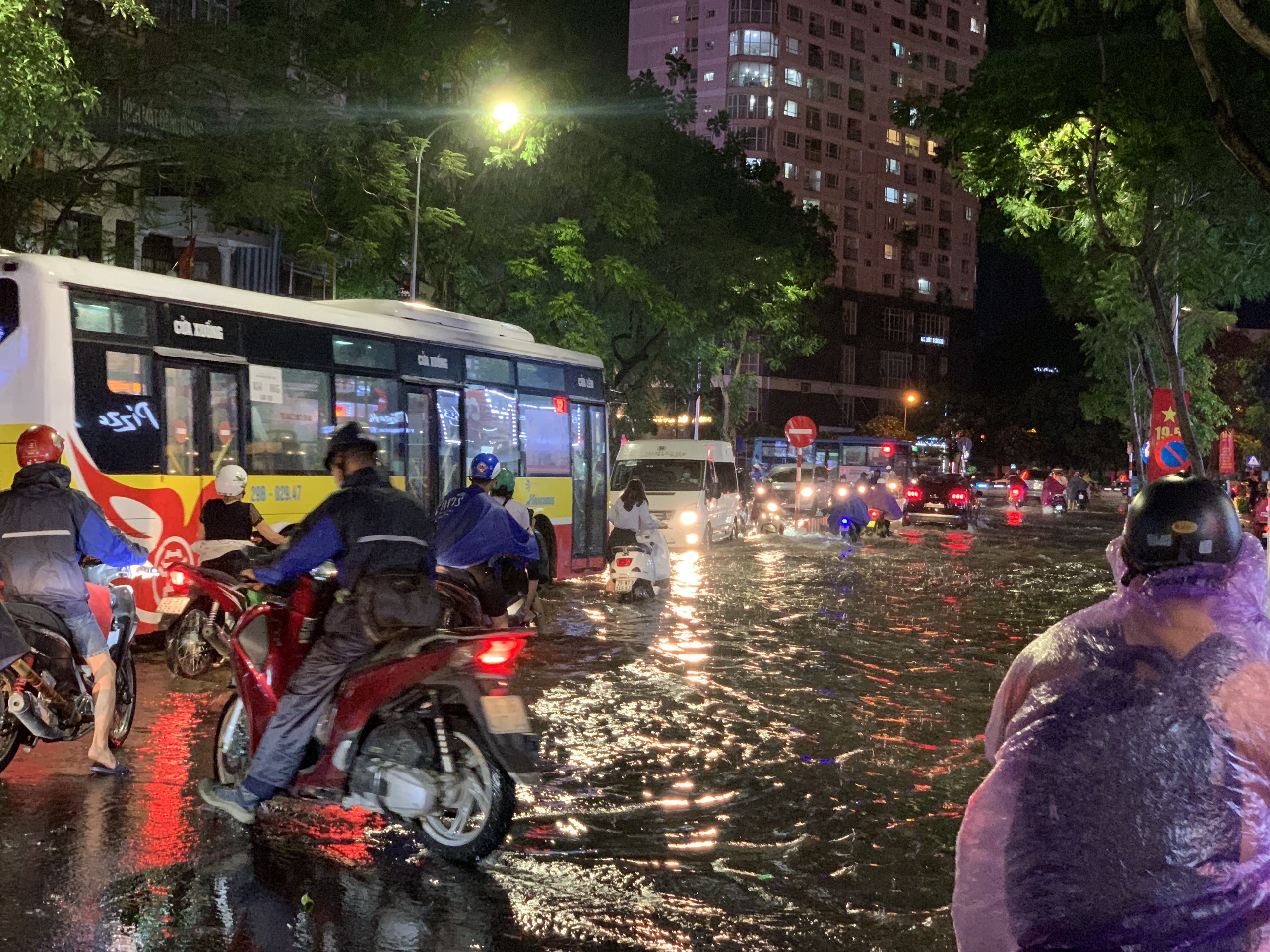 mua lon o Ha Noi anh 1