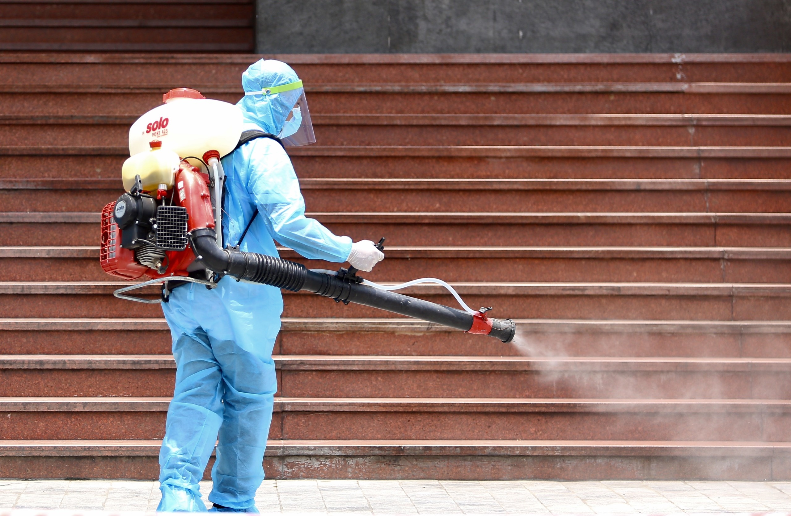 Cach ly 2 chung cu co benh nhan tung tiep xuc giam doc Hacinco hinh anh