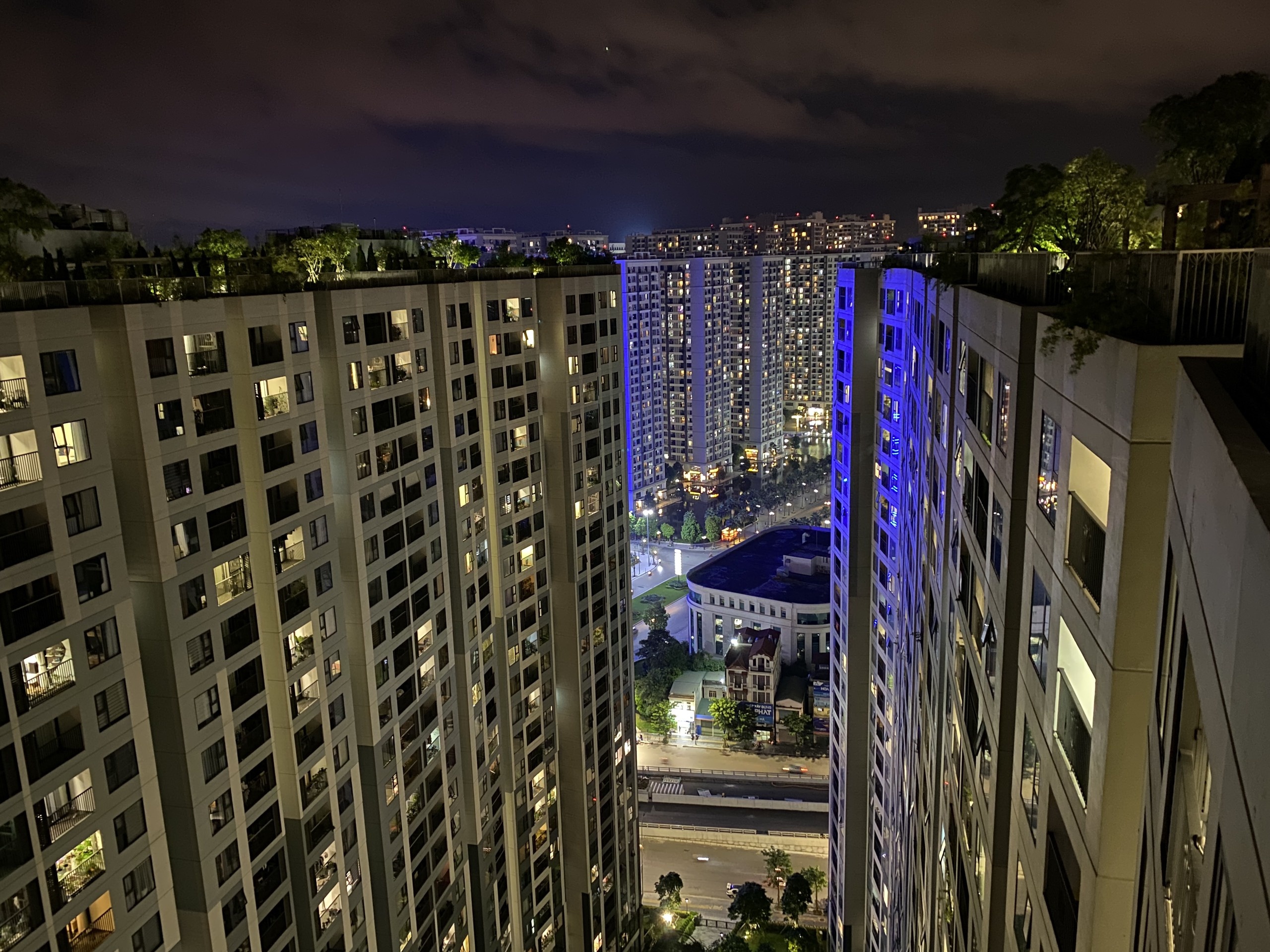 Dong dat 5,8 do o Trung Quoc, nha cao tang tai Ha Noi rung lac hinh anh