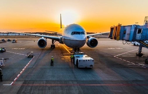 May bay phai chuyen duong bang cat canh vi vuong dan chim hinh anh