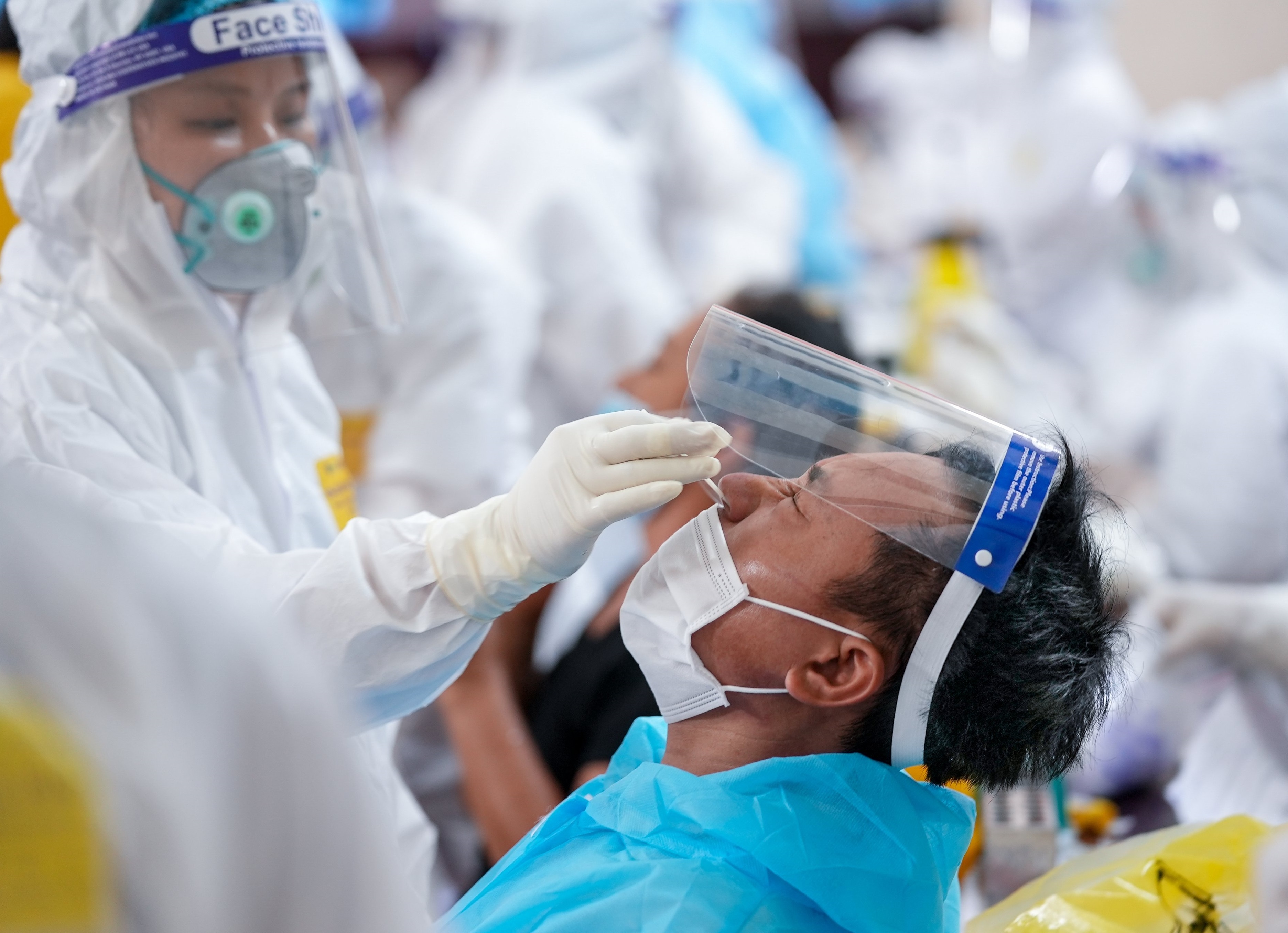 Bac Ninh khuyen khich cong nhan o lai nha may lien tuc 15 ngay hinh anh