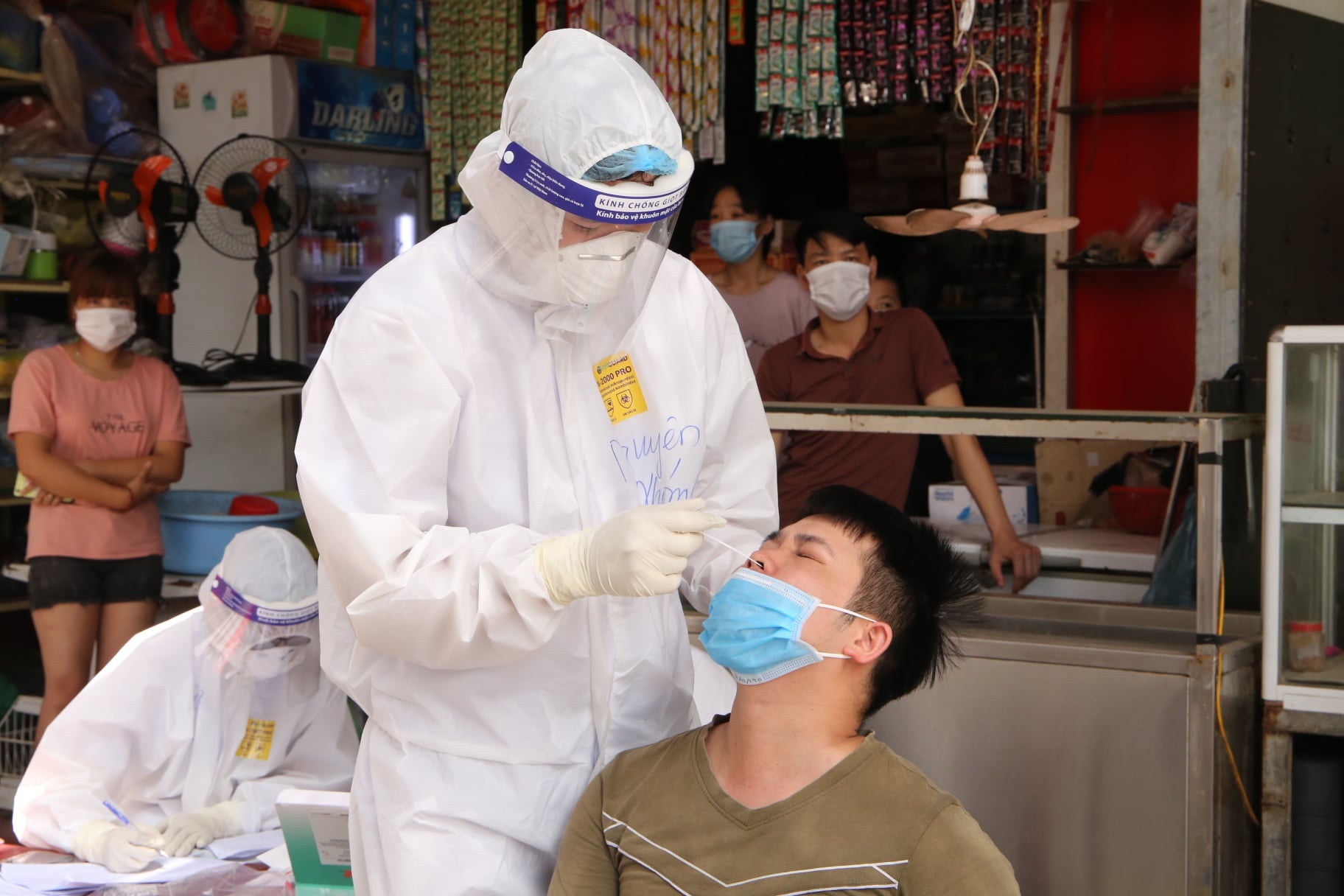 can bo xet nghiem o tam dich Bac Giang anh 8