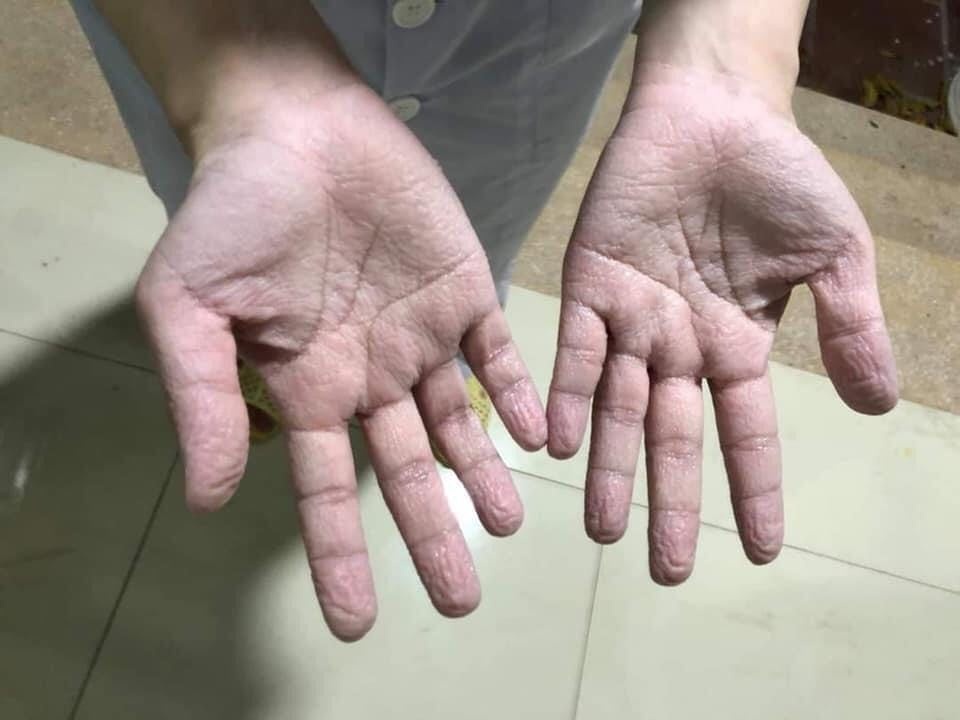 Doi quan ao trang giua tam dich Covid-19 o Bac Giang hinh anh