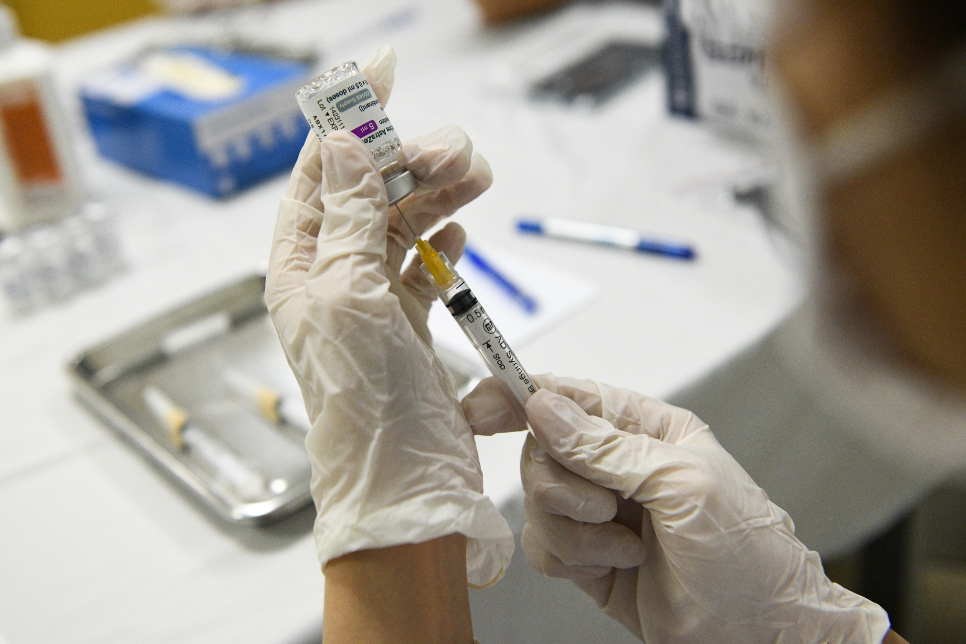 Chu tich Quoc hoi: Uu tien mua vaccine cho cong nhan va nguoi kho khan hinh anh