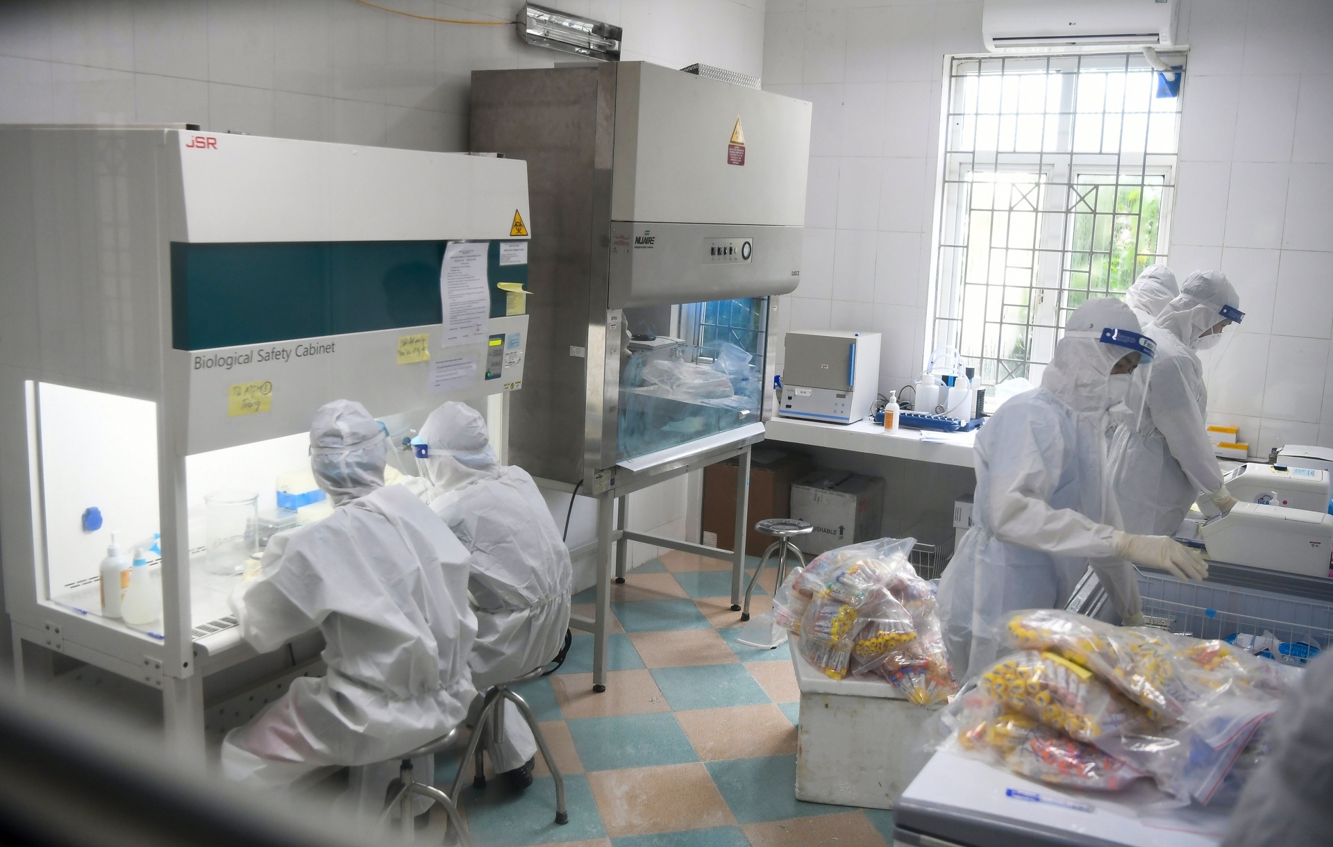 can bo y te mac Covid-19 o Bac Giang anh 1