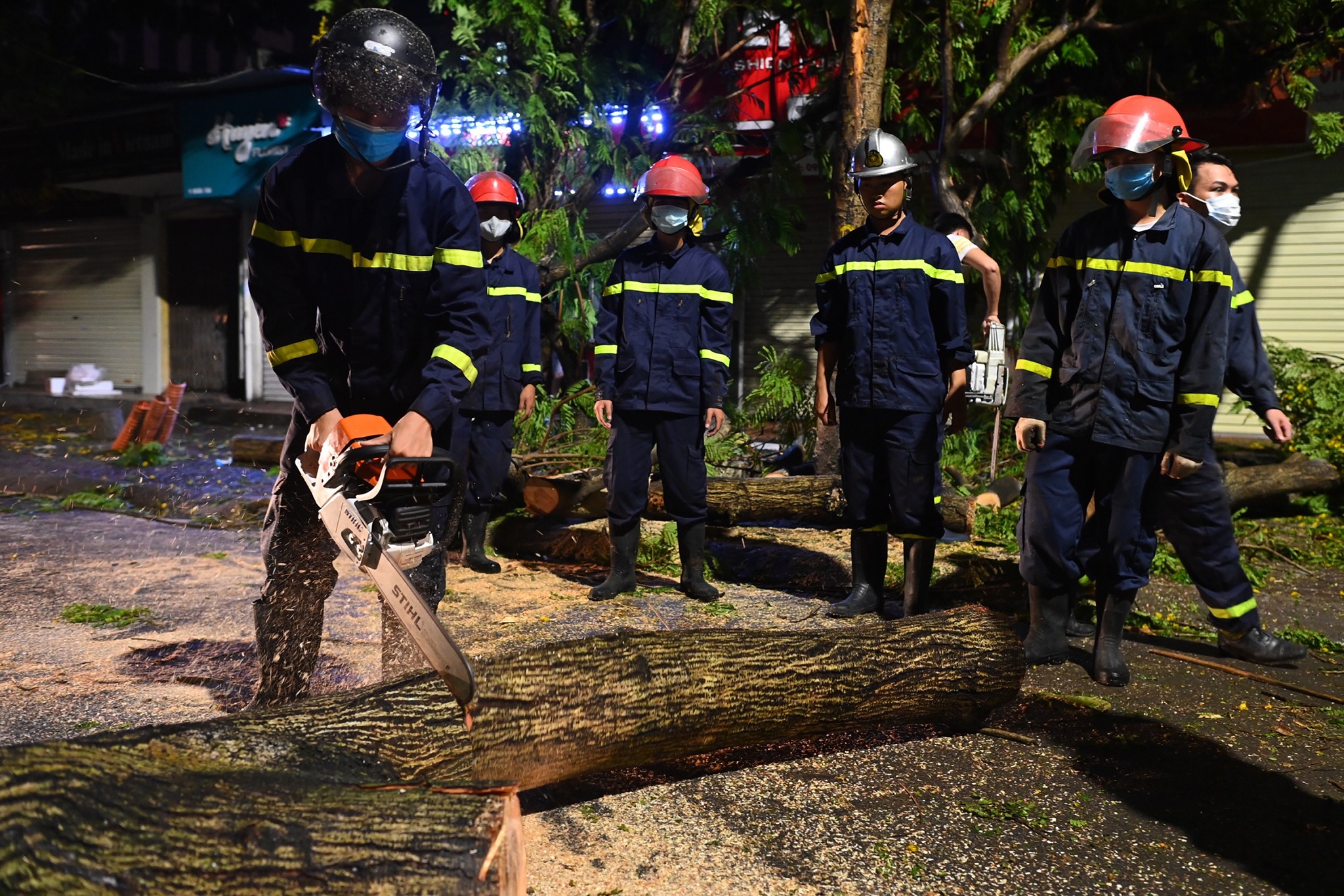 Ha Noi mua lon, sam chop sau nhieu ngay nang nong hinh anh