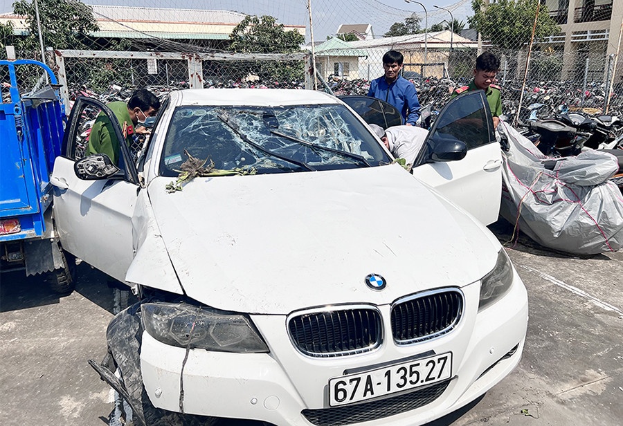 Oto lao xuong kenh, nu tai xe tu vong hinh anh