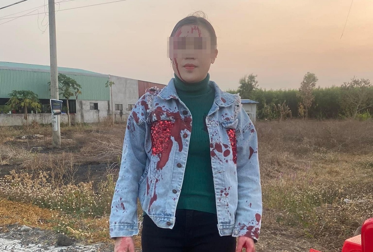 Co gai bi tat son vao nguoi khi dung ban nuoc ben duong hinh anh