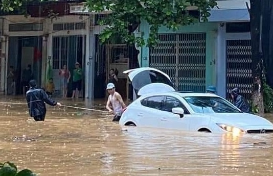 Thanh pho Lao Cai ngap sau sau tran mua lon hinh anh