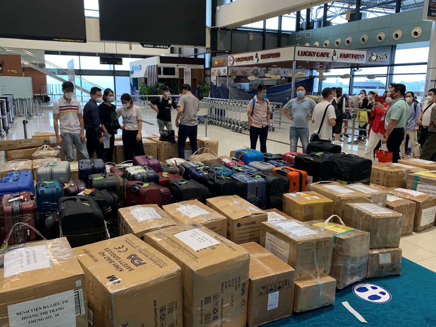 200 y bac si vao mien Nam chong dich anh 1