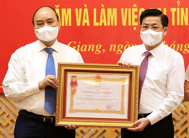 Bac Giang nhan Huan chuong Lao dong vi thanh tich chong dich hinh anh