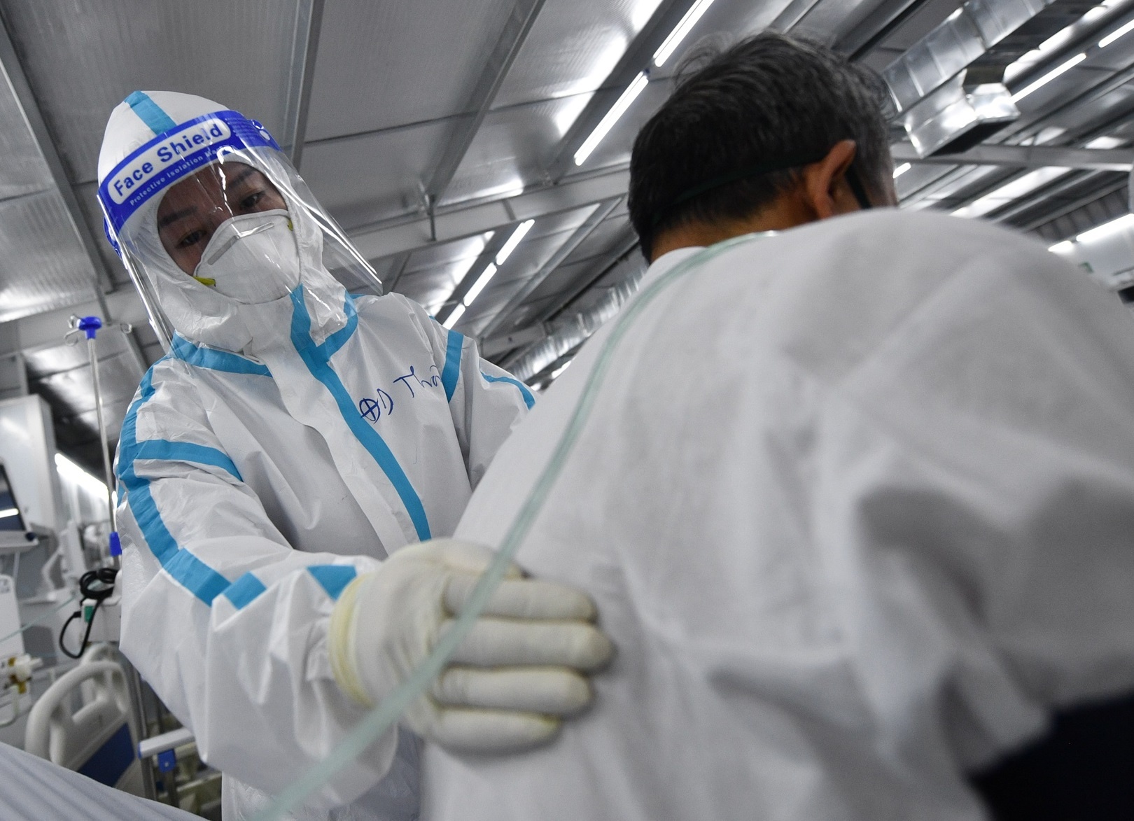 Co nhan vien y te phai dieu tri cho bo va anh trai minh hinh anh