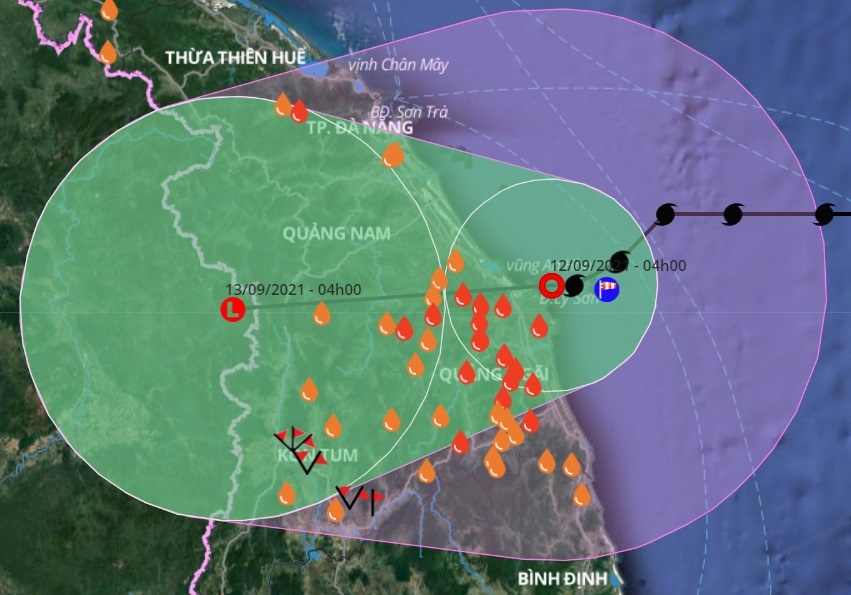 Bao so 5 suy yeu, mien Trung mua lon hinh anh