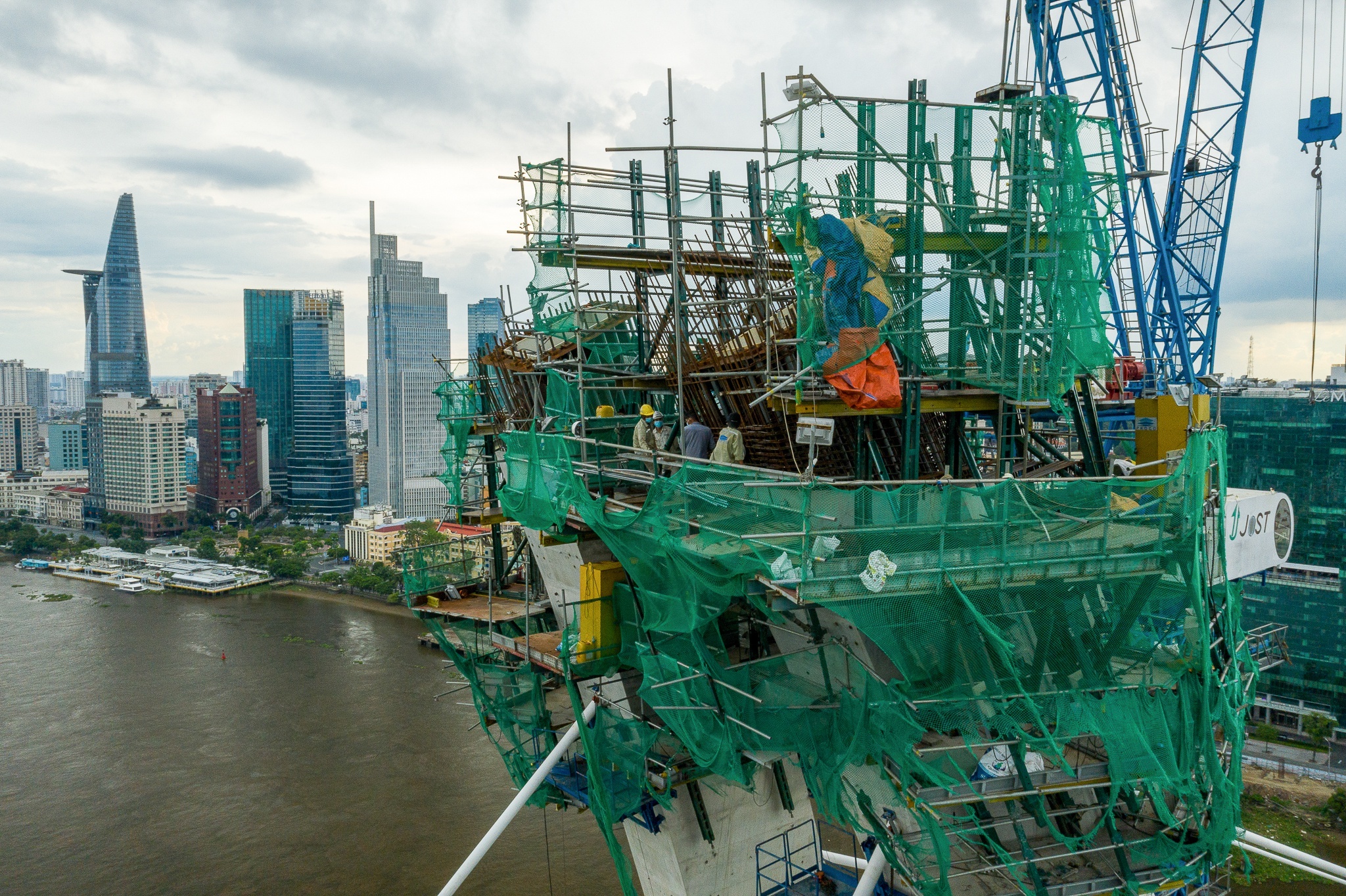 Cong trinh xay dung o TP.HCM thi cong tro lai sau 30/9 hinh anh