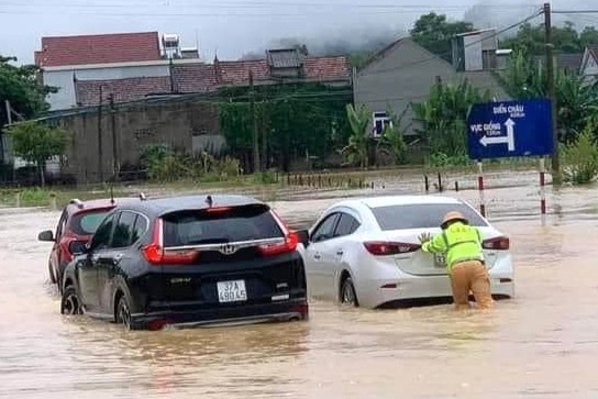 Mua lu chia cat nhieu tuyen duong o Nghe An, Ha Tinh hinh anh