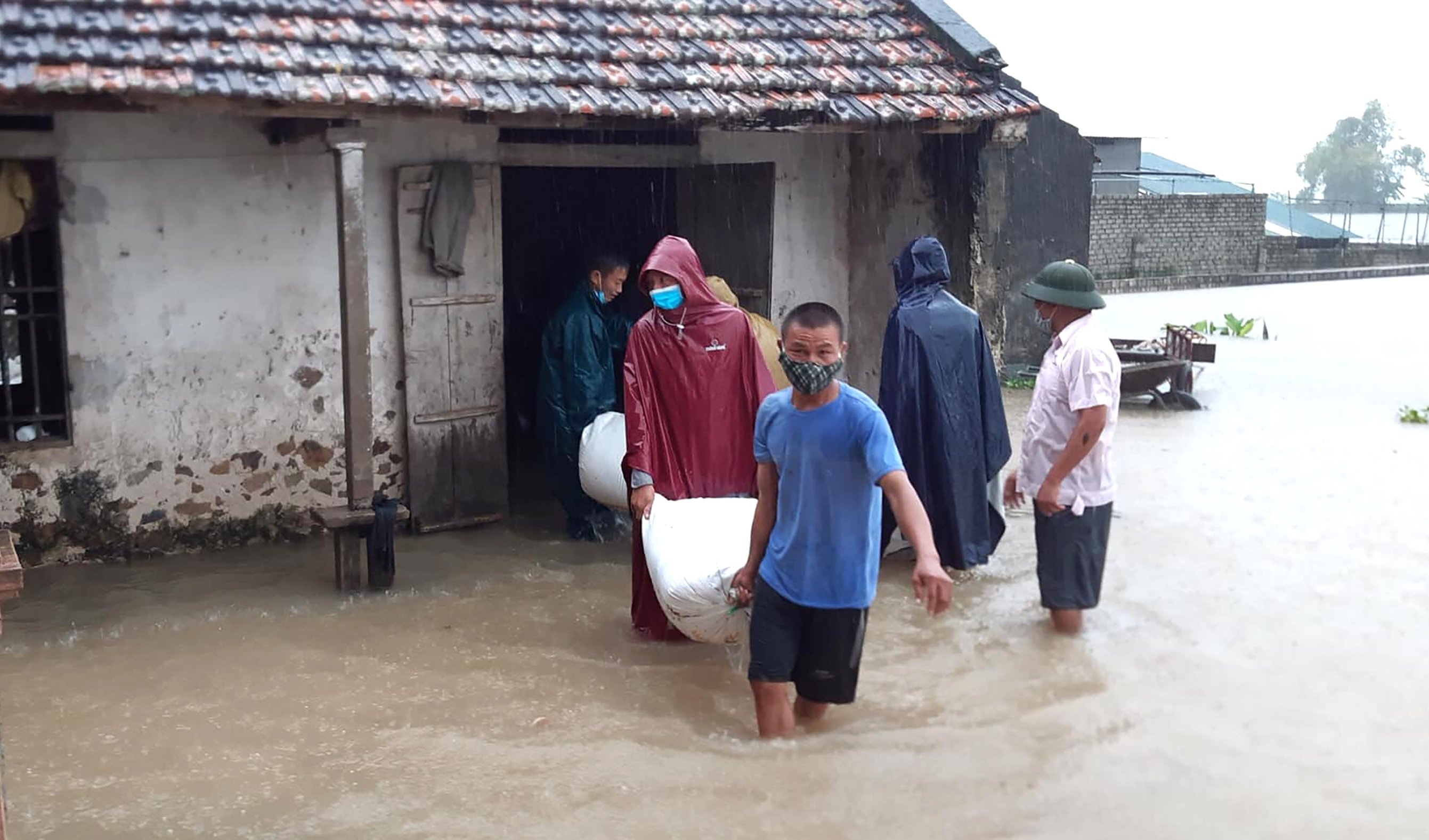 mua bao thang 10 tren Bien Dong anh 1