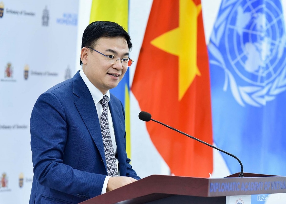 nang cao vai tro phu nu trong linh vuc doi ngoai anh 2