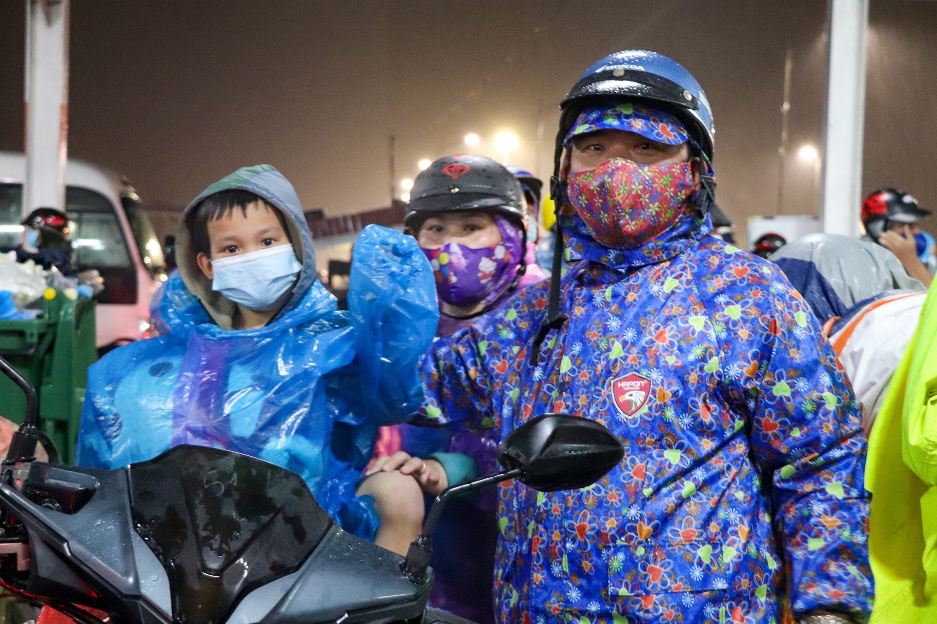 Quoc lo 1 co the ngap, cac tinh can giup nguoi ve que giua mua bao hinh anh