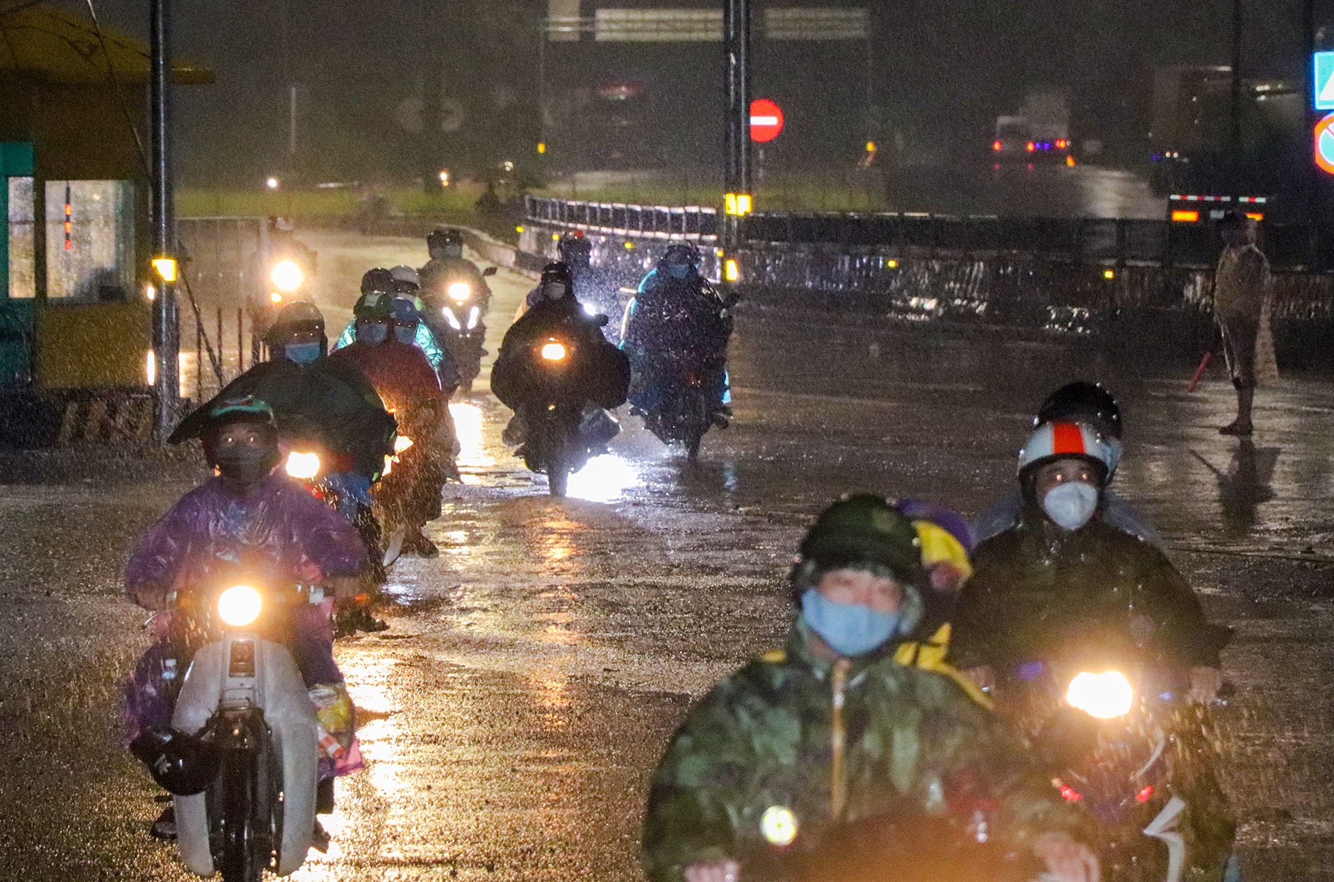 nguoi dan hoi huong khi mua bao anh 1