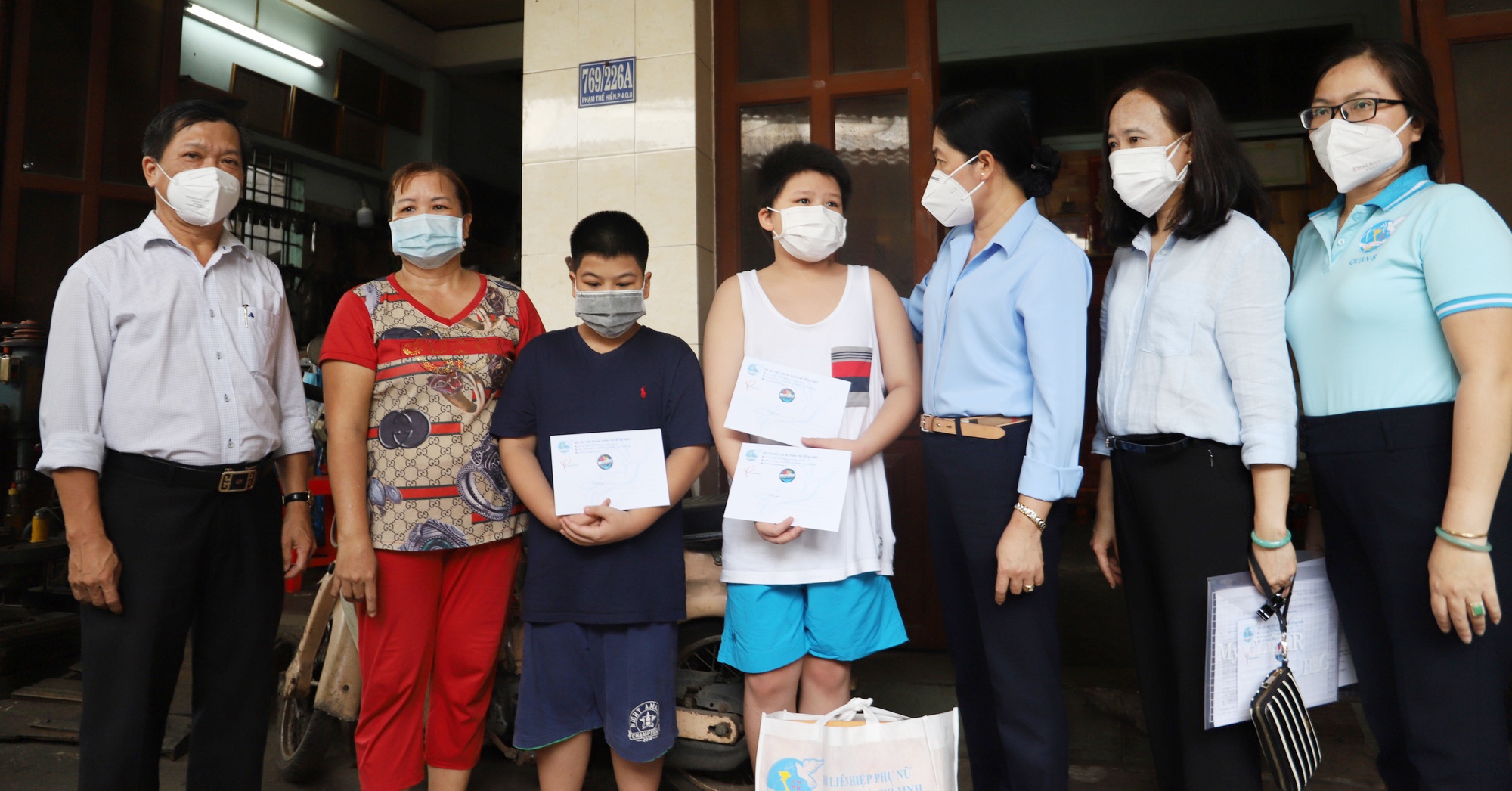 2.000 tre em mo coi do dich Covid-19 anh 1