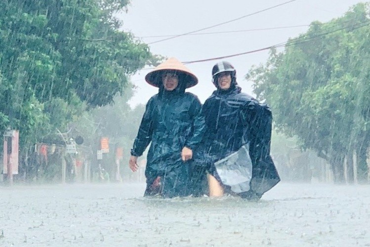 Mien Trung mua lon 3 ngay, mien Bac tro ret hinh anh