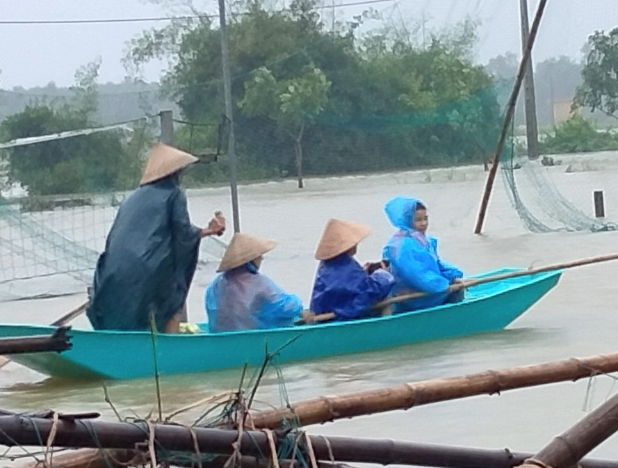 Mua lon keo dai, lu o Quang Binh - Quang Nam len nhanh hinh anh