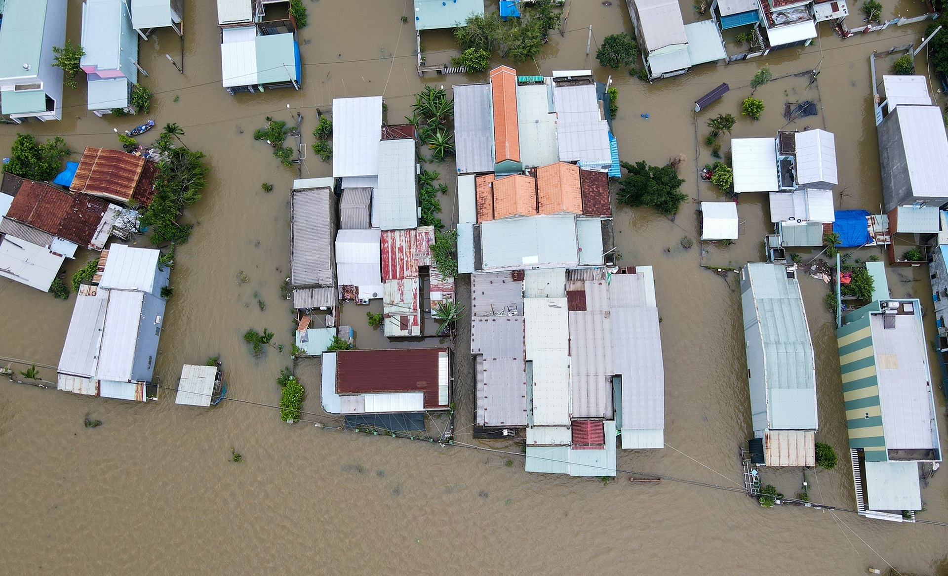 Bien Dong sap don bao, mien Trung tiep tuc hung mua lon hinh anh