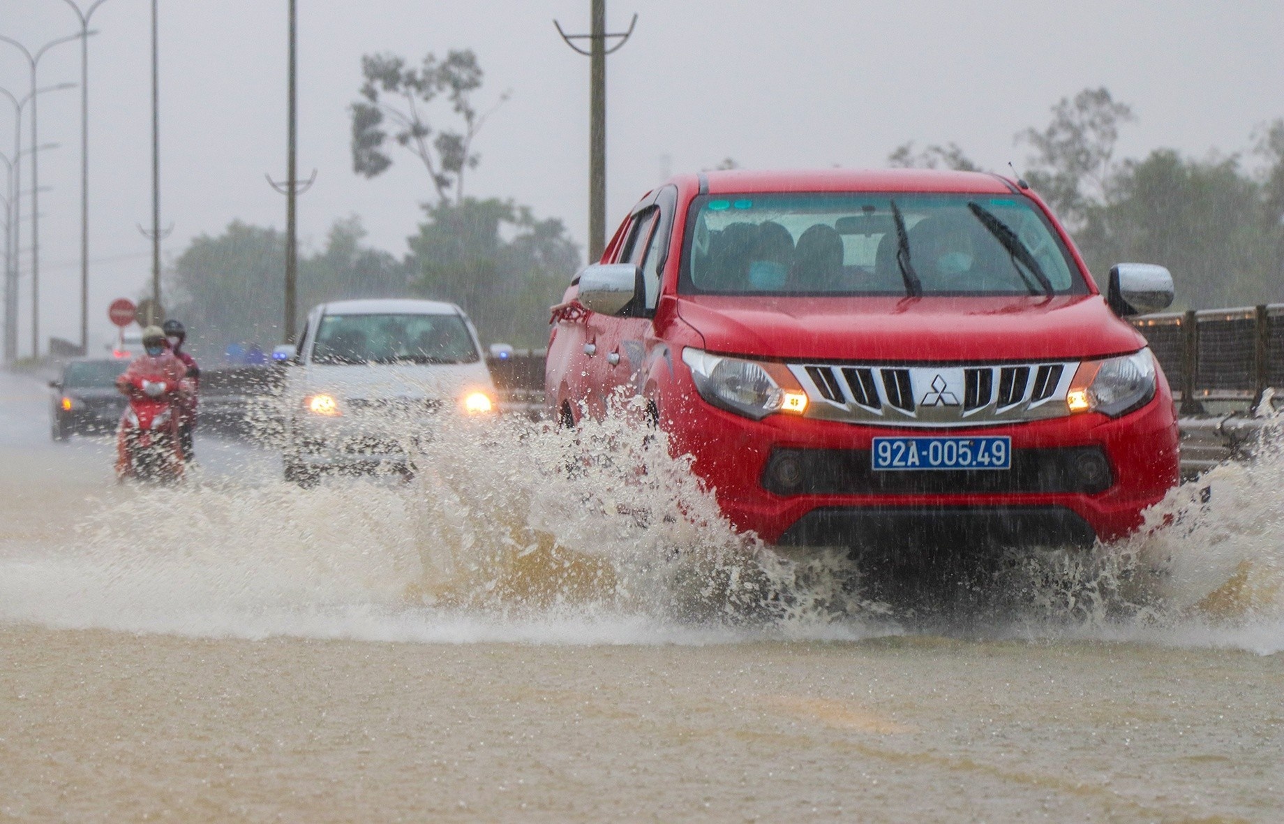 Ap thap nhiet doi gan bo, Nam Trung Bo mua lon hinh anh