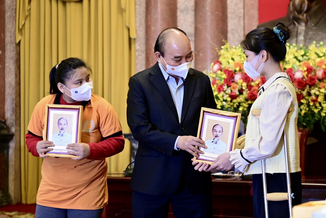 tre em kho khan,  mo coi anh 1