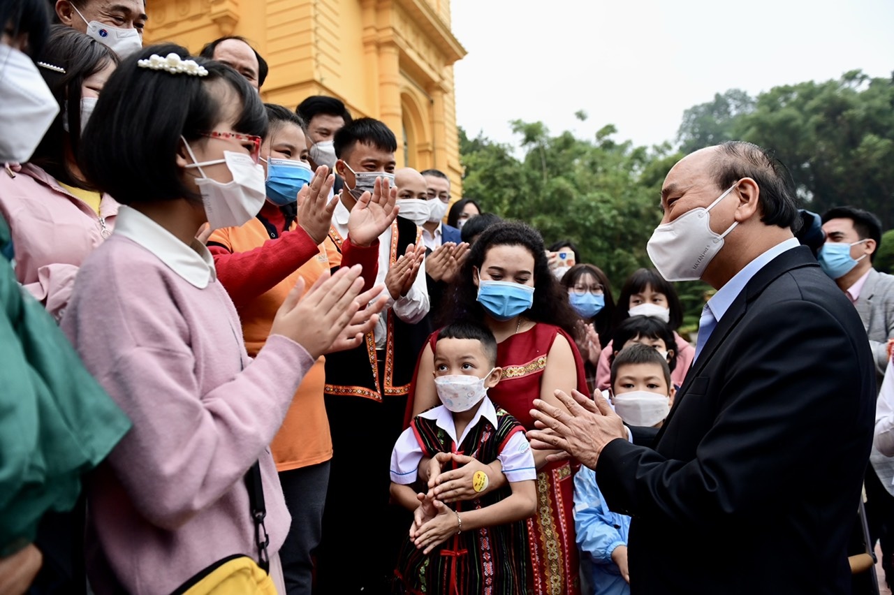 tre em kho khan,  mo coi anh 2