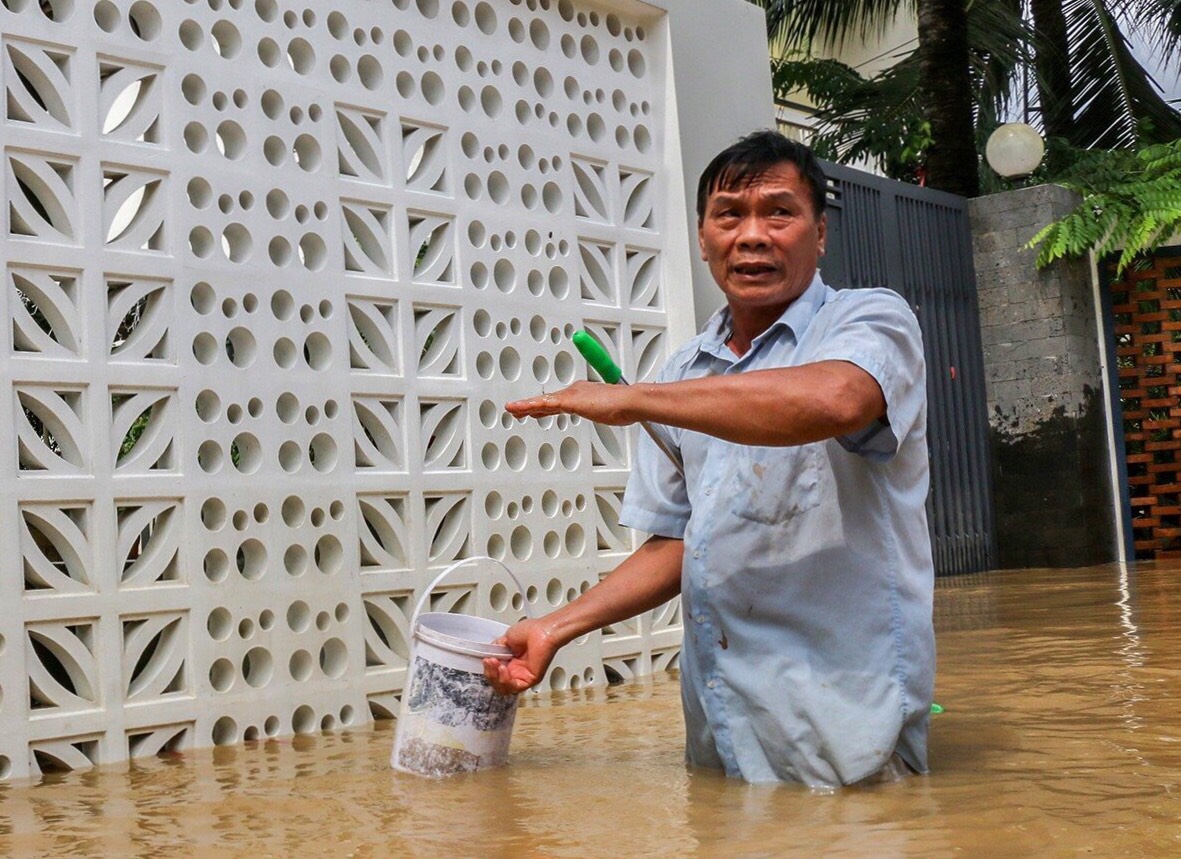 12 nguoi chet va mat tich, 25.000 nha dan ngap do mua lu mien Trung hinh anh