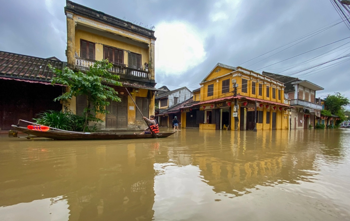 bao cuoi nam tren Bien Dong anh 1