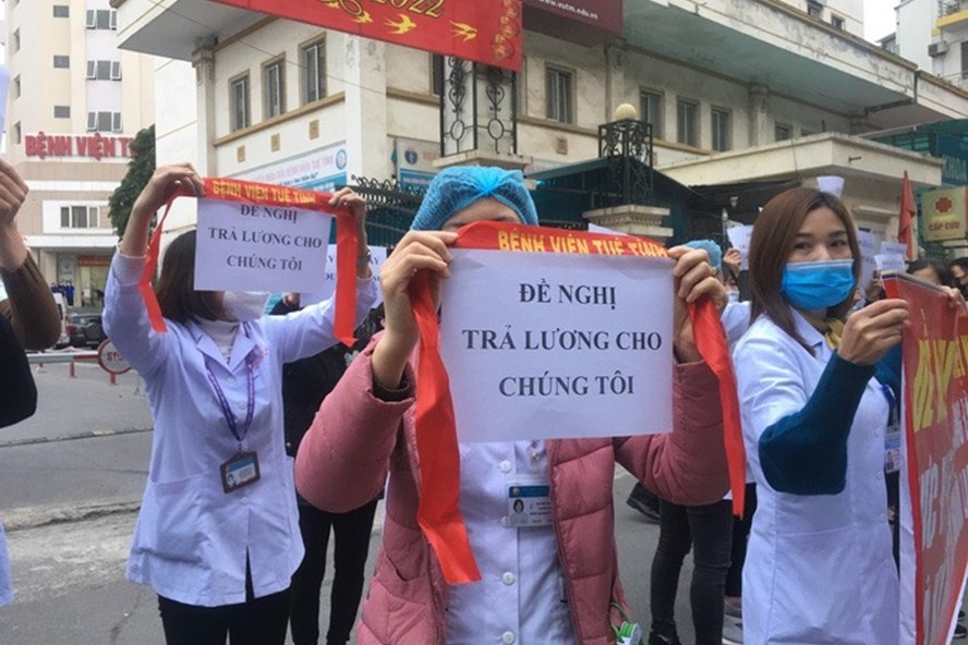 Vi sao nhan vien y te o Benh vien Tue Tinh bi no luong keo dai? hinh anh