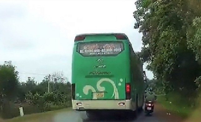 xe khach ep xe may anh 1