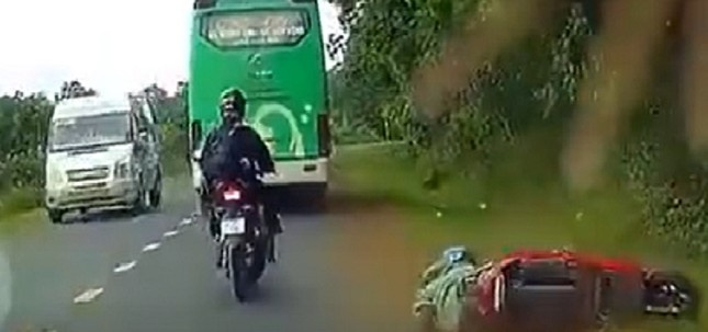 Xac minh xe khach vuot au, ep xe may nga xuong duong hinh anh