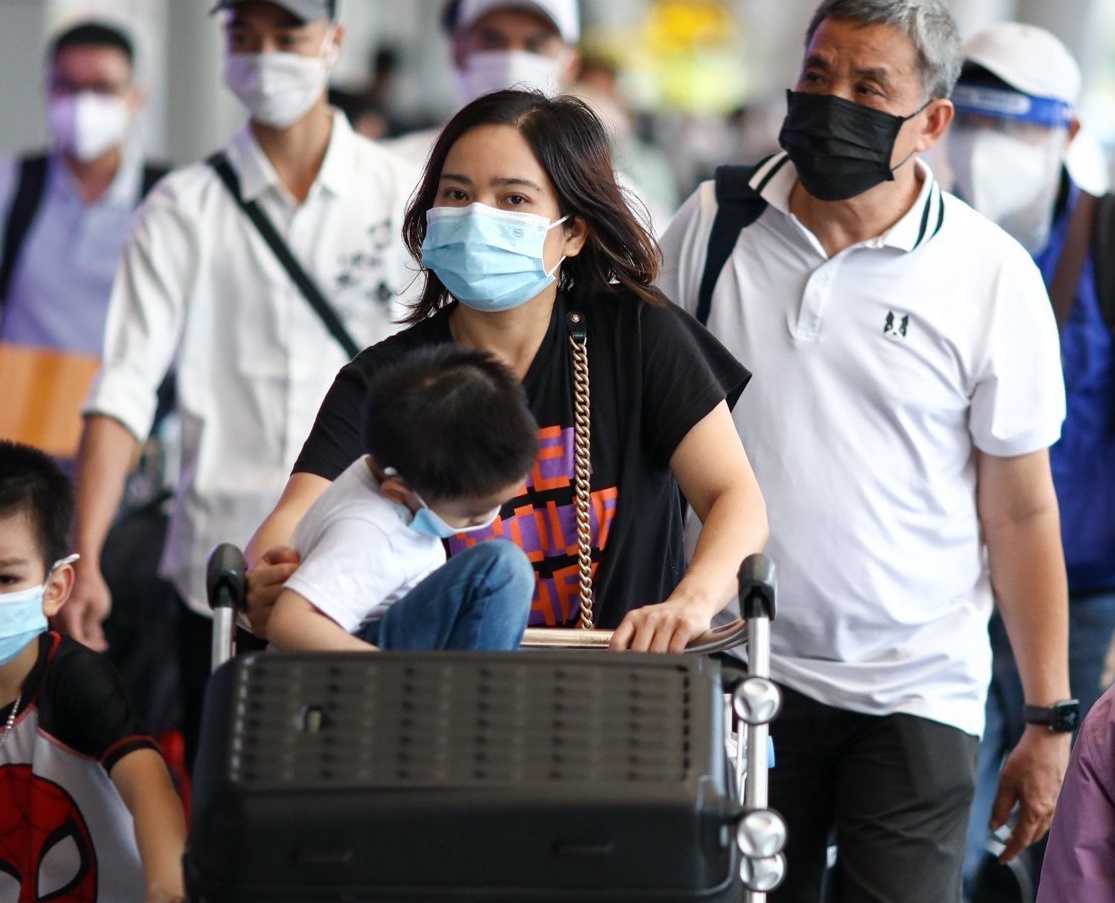 Nhieu noi noi long quy dinh cach ly nguoi ve que an Tet hinh anh