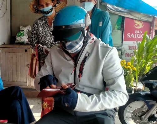 CSGT trao tra hon 20 trieu dong cho nguoi roi tien tren quoc lo hinh anh