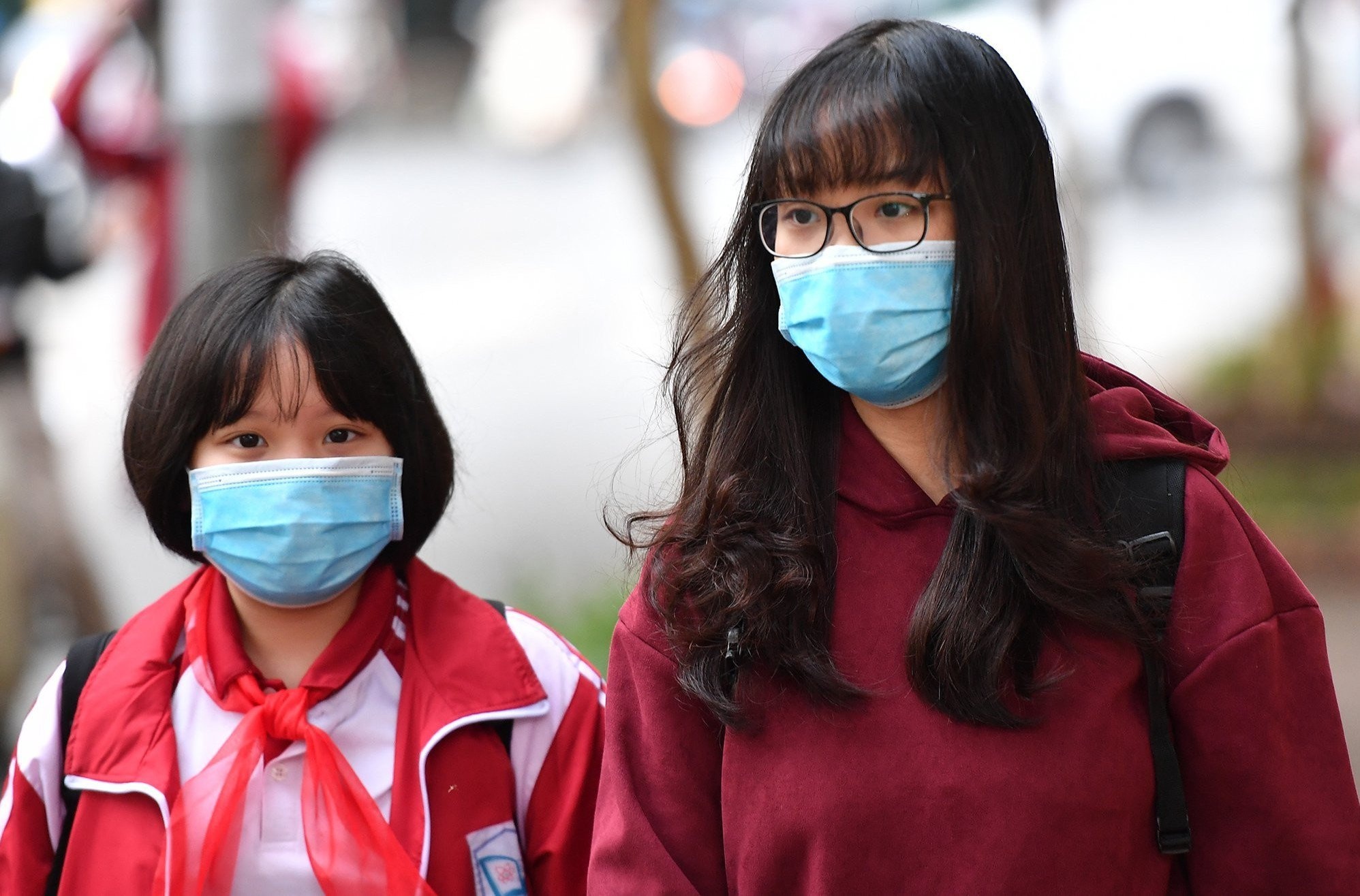 Nguoi lon tu tap, di du lich, tai sao cham cho tre toi truong? hinh anh