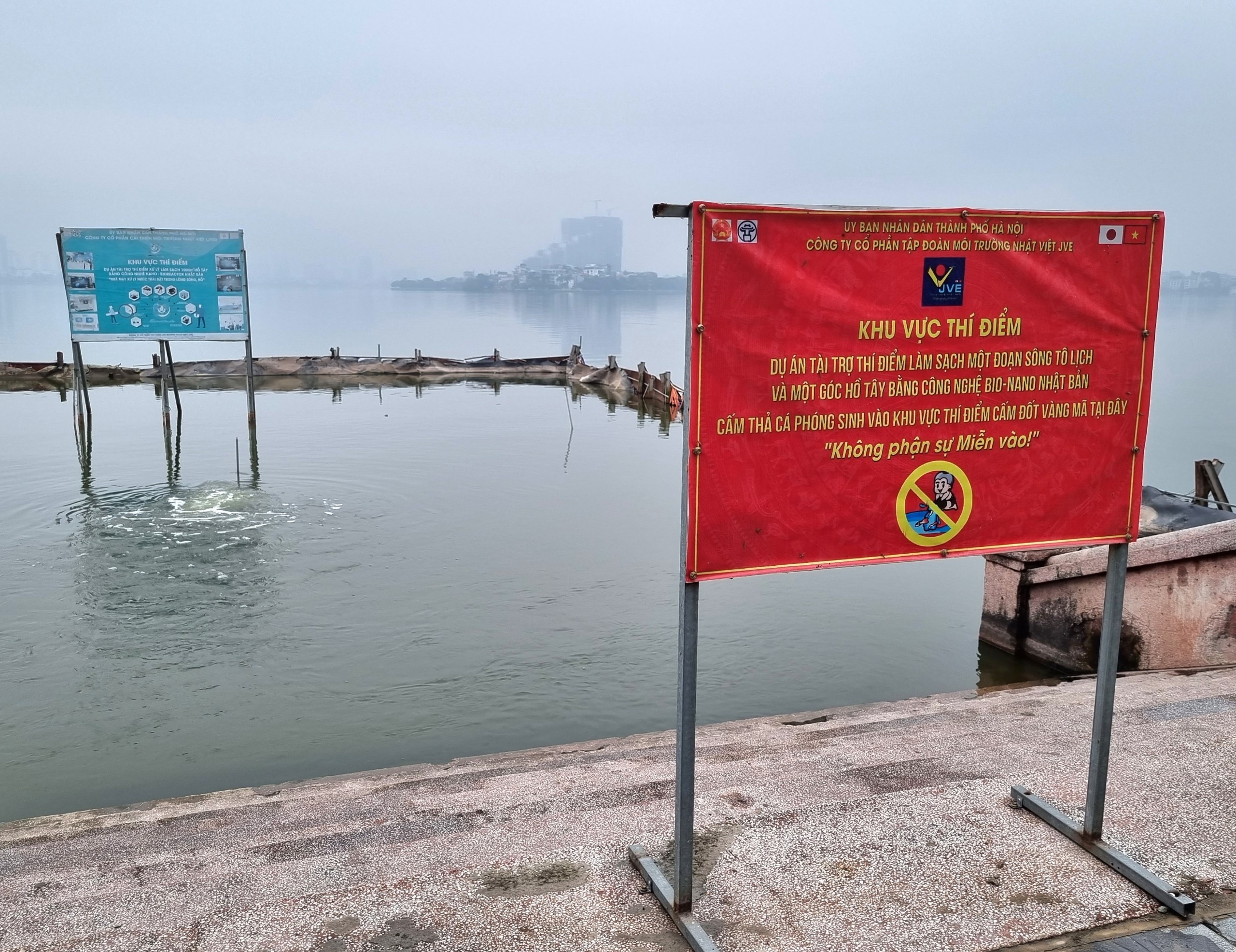 Hang rao van bao quanh du an du da dung thi diem lam sach ho Tay hinh anh