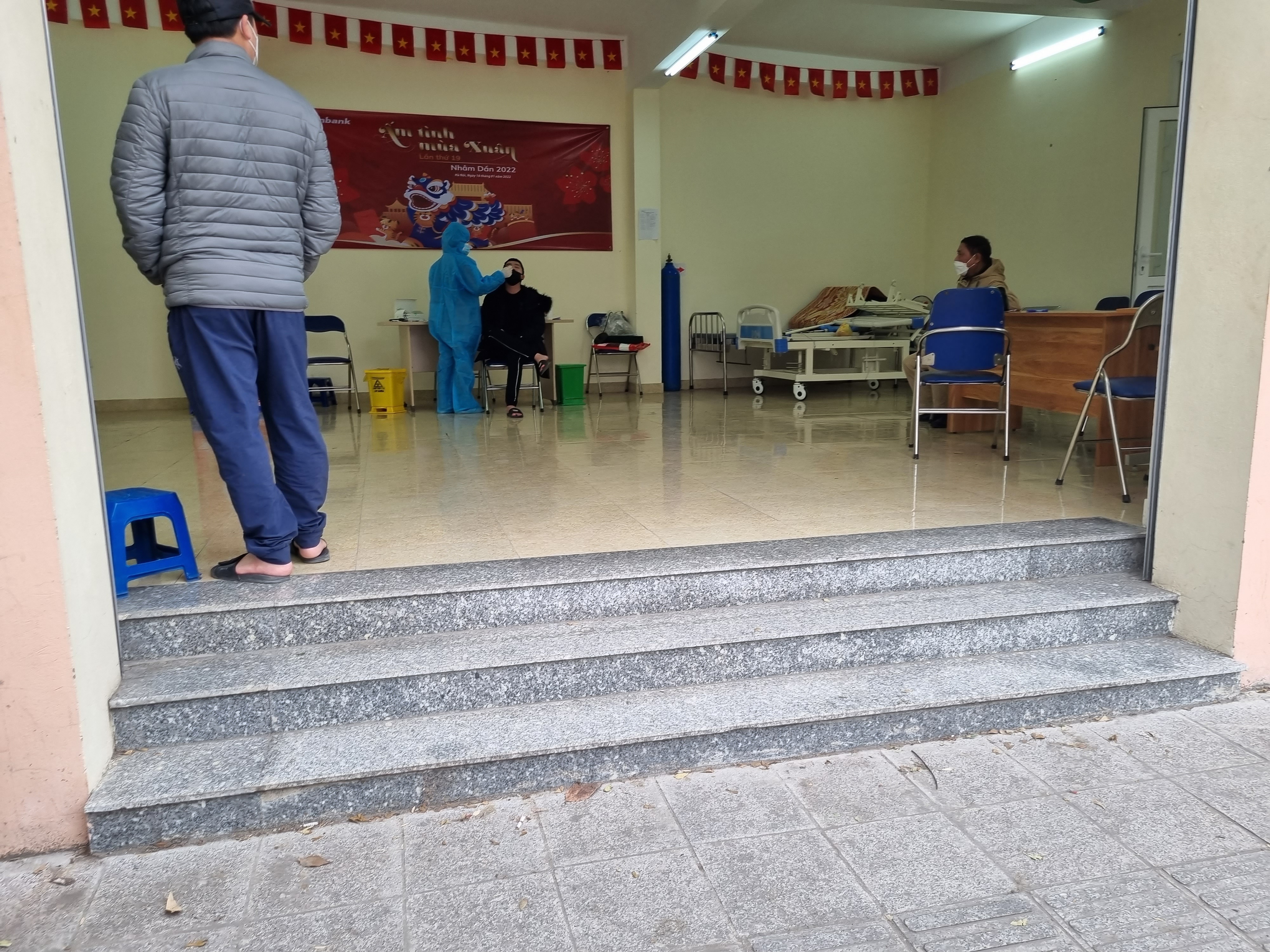 xep hang lay giay chung nhan mac Covid-19 anh 2