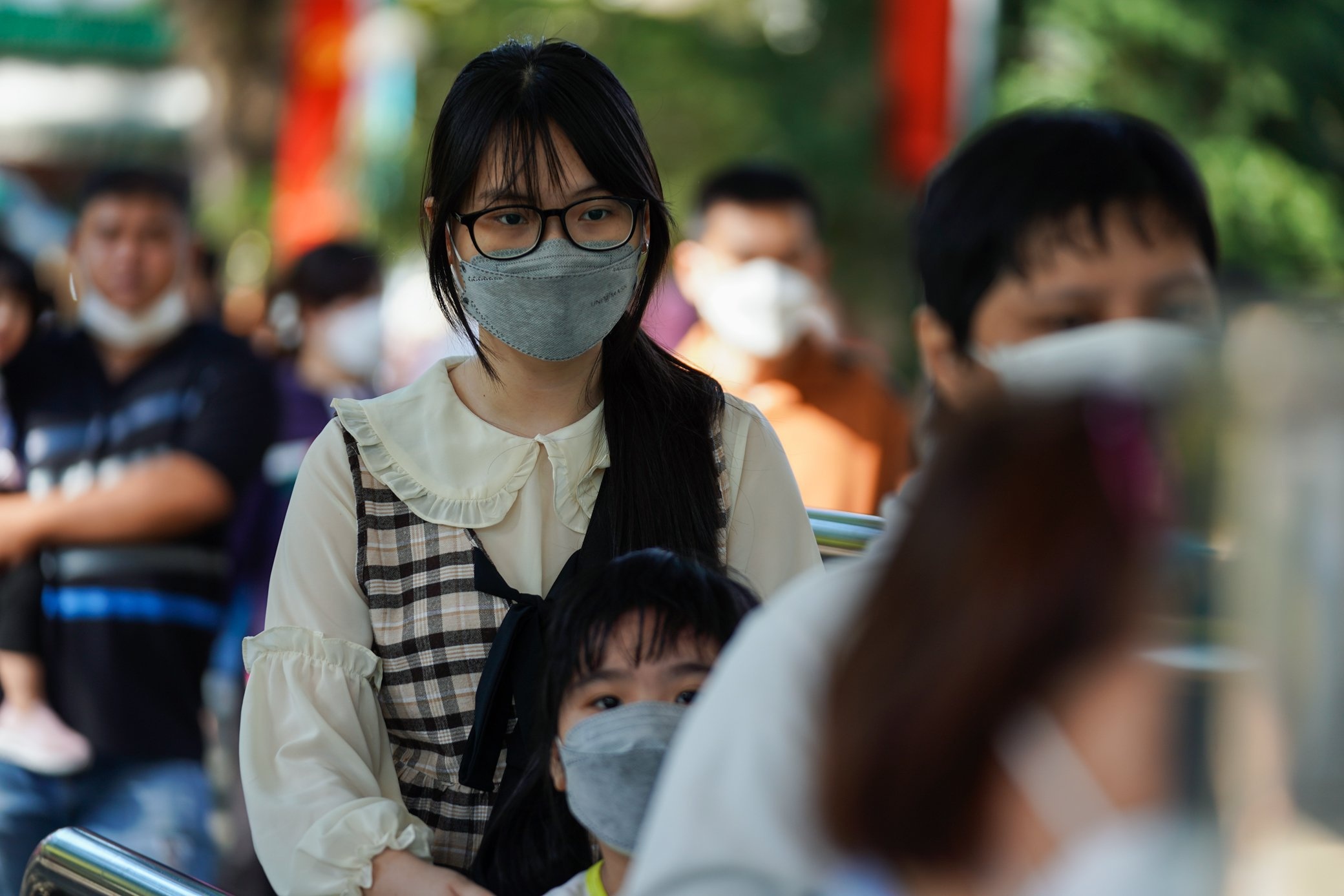 So ca mac Covid-19 tang cao, Ha Noi them 74 phuong vung cam hinh anh