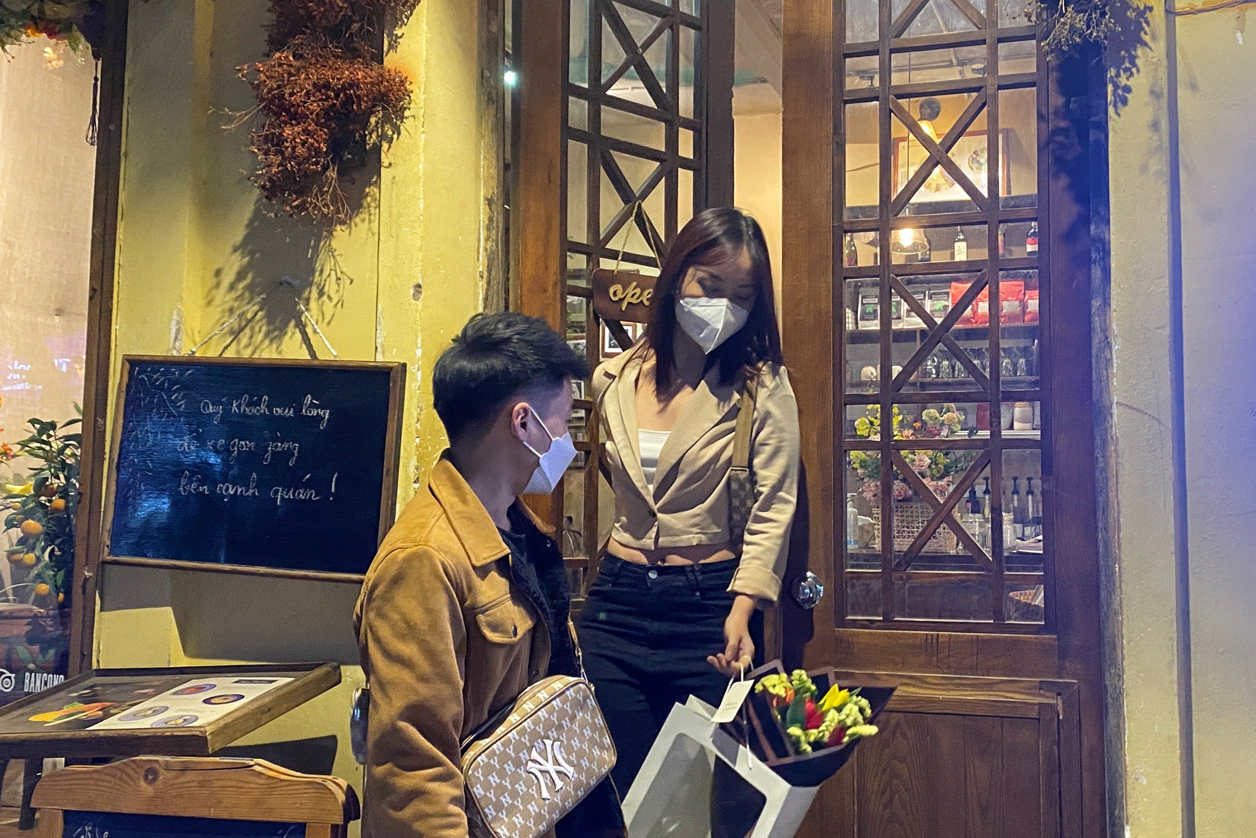 Ha Noi dong cua hang an truoc 21h anh 1