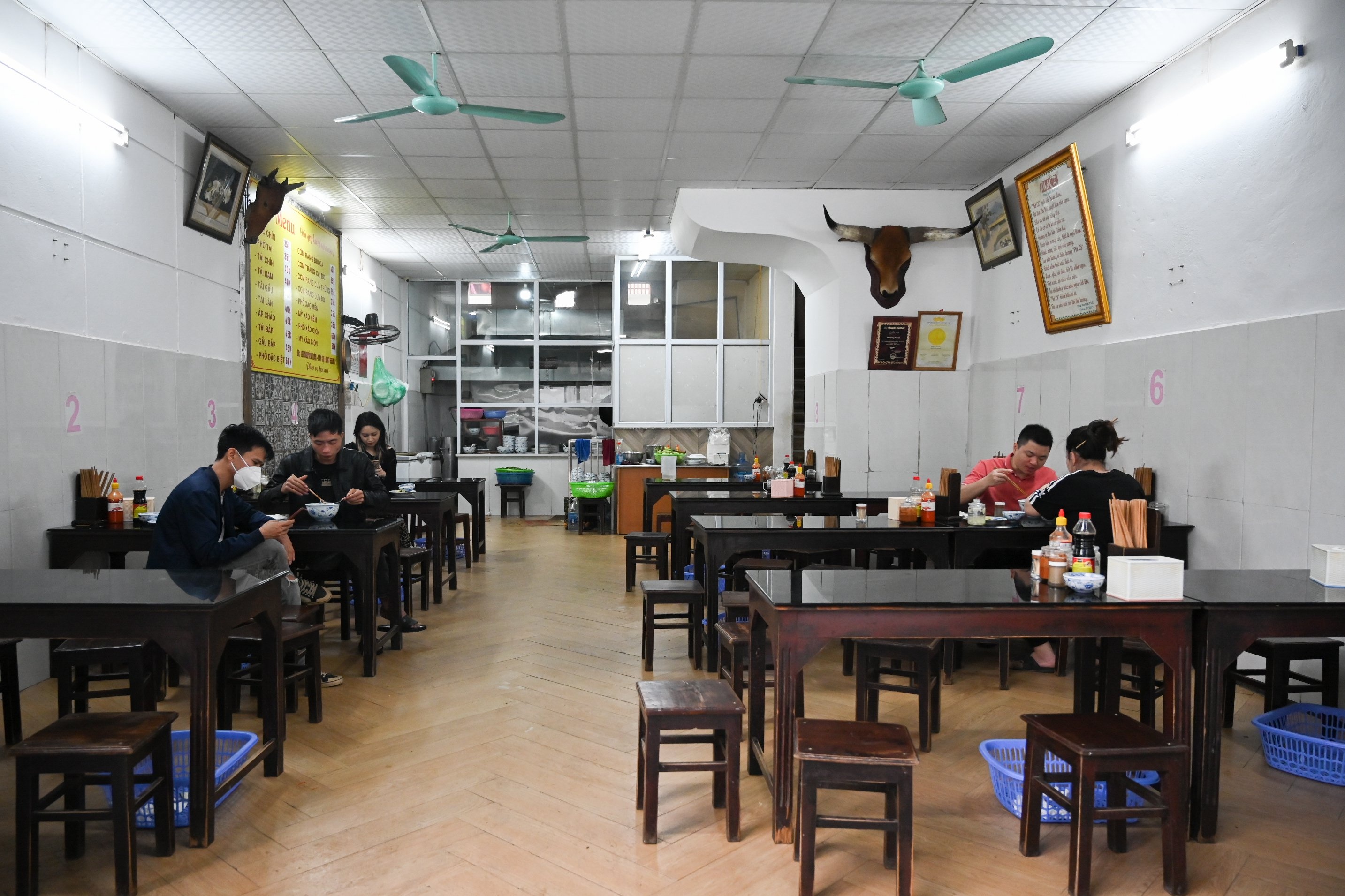 Ha Noi dong cua hang an truoc 21h anh 2